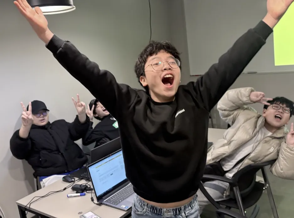 해달에듀 수업에서 환호하는 학생들